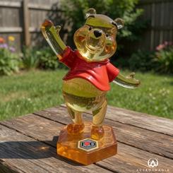 La figura Winnie the Pooh transparente arcoíris parece hecha con un fragmento de luz detenida. Su silueta reconocible, reinterpretada con acabado iridiscente, convierte una escena tierna en una pieza decorativa con carácter propio.