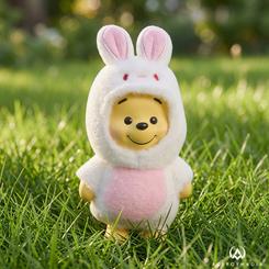 El blanco suave del disfraz enmarca la sonrisa más reconocible del Bosque de los Cien Acres. Esta figura Winnie the Pooh conejo Grand Jester transforma al clásico personaje de Disney en una pieza tierna, compacta y con mucha presencia visual.