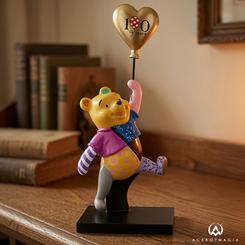 Un globo dorado con forma de corazón convierte esta figura Winnie the Pooh Disney by Britto en una escena de celebración inmediata. La figura Winnie the Pooh Disney by Britto celebra los 100 años del entrañable personaje