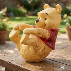 La calma de Winnie aparece aquí como una pequeña escena detenida, con el encanto cálido de las piezas que no necesitan levantar la voz. Esta figura Pooh Wobbler Disney Traditions reúne la ternura del personaje clásico con el estilo artesanal de Jim Shore