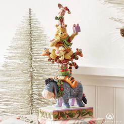 Deja que la magia de la Navidad ilumine tu hogar con la figura apilada de Winnie the Pooh y sus amigos. Este hermoso conjunto de Disney Traditions presenta a Pooh, Piglet, Tigger y Eeyore 