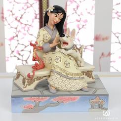 Preciosa figura de Mulan con Mushu y Hermanito basada en el clásico de Walt Disney “Mulan” de 1998, con aproximadamente 14 cm., de altura. Para realizar esta figura se ha mezclado la magia de las figuras de Walt Disney 