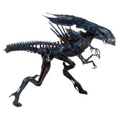 Una presencia sombría se alza sobre tu estantería con la Figura Xenomorph Queen Aliens de 38 cm de altura y 76 cm de longitud, diseñada en PVC de alta calidad para reproducir con fidelidad el intrincado exoesqueleto