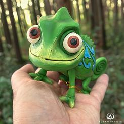 Descubre la adorable figura de Pascal, el fiel compañero de Rapunzel que siempre está a su lado y listo para cualquier aventura en la que puedan verse envueltos en "Enredados".