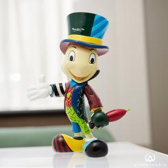 Deja que la magia de Disney cobre vida con la figura de Jiminy Cricket de Disney Britto. Inspirado en el emblemático compañero de Pinocchio, Romero Britto ha impregnado su uso característico de color y patrón en este llamativo 