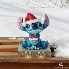 Celebra la Navidad con la encantadora figura de Santa Stitch junto a Scrump. Estos adorables personajes están listos para recibir a Santa Claus con sus sombreros festivos. La figura, confeccionada por Disney Traditions