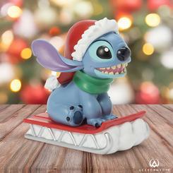 Celebra la magia navideña con esta encantadora Figura de Stitch Christmas Moment. Representando al travieso Stitch en su trineo, esta pieza captura el espíritu festivo con detalles cuidadosamente pintados a mano