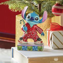 Prepárate para la mañana de Navidad con la figura de Stitch en pijama navideño. Con sus atuendos festivos, Stitch aguarda con ilusión la posible visita de Santa Claus. Esta encantadora pieza viene presentada en una caja de regalo