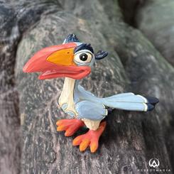 Decora tu espacio con la encantadora figura de Zazu del Rey León, creada en resina con exquisito detalle. Esta pieza, diseñada por el galardonado artista y escultor Jim Shore para Disney Traditions,