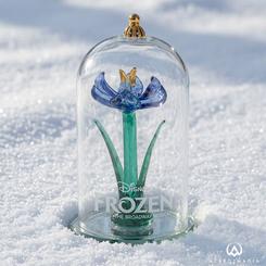 Una flor parece detenida justo antes de convertirse en hielo. Esta rosa de cristal Frozen Arenbelle concentra ese brillo delicado de cuento invernal en una pieza pequeña, luminosa y fácil de integrar en una colección.