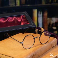 Haz la magia cobrar vida y transporta tu imaginación de vuelta al lugar donde todo comenzó. Un símbolo perdurable de El Niño Que Vivió, estas auténticas Réplicas de las Gafas de Harry Potter serán el corazón de cualquier colección del Mundo Mágico.