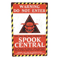 Imagina decorar tu pared con un toque de nostalgia y misterio con el cartel metálico Ghostbusters Spook Central. Este impresionante letrero está hecho de metal sólido con un diseño impreso brillante y sólido
