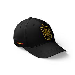 La gorra Selección Española es una pieza con presencia propia, pensada para quienes buscan un accesorio deportivo fácil de combinar y con una imagen potente desde el primer vistazo. 