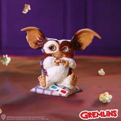 Descubre el encanto y la travesura de los Gremlins con nuestra figura de Gizmo con gafas 3D. Con una altura de 15 cm, esta figura captura a la perfección la ternura y la diversión de este adorable personaje.