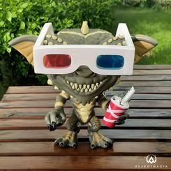 ¿Te gustan los Gremlins? Si es así, te encantará esta figura de vinilo de Funko POP! que representa a un gremlin con gafas 3D. Es una pieza única y divertida que mide unos 9 cm de alto y viene en una caja con ventana.