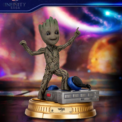 ¡Prepárate para la fiesta galáctica más divertida con la estatua a tamaño real de Groot bailando de Guardians of the Galaxy 2! "¡Soy Groot!" El adorable 'Árbol Parlante' del Universo Cinematográfico de Marvel