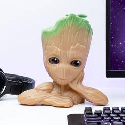 Ilumina tu dormitorio o estantes con este Groot Light with Sound. La luz de 22 cm (8,5") de alto tiene la forma de Groot de Guardians of the Galaxy. Posada con una mano apoyada 