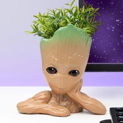 Deja que Groot cultive tus plantas con este Groot Pen and Plant Pot. La maceta multiusos de cerámica de 15,2 cm (6") de alto tiene la forma de Groot de Guardians of the Galaxy.