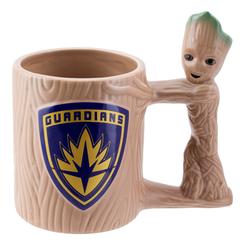 Comienza bien el día con esta taza con forma de Groot. La taza de 300 ml (10,1 fl oz) de capacidad tiene un asa en forma de Groot fácil de sostener. La taza también presenta el escudo