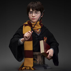 Embárcate en el mágico mundo de Harry Potter con el busto a tamaño real Harry Potter 1/1 de 76 cm, una obra maestra que captura la esencia del niño que vivió y nos transporta directamente a la magia de Hogwarts.