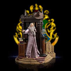 En lo alto de una torre, detrás de una puerta escondida por una gárgola en el tercer piso de la parte oeste del Castillo de Hogwarts, el sabio, anciano y alto maestro de cabello largo y barba larga 