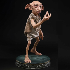 Presentamos la majestuosa Estatua Museum Masterline Series de Harry Potter: Dobby, en su versión de bonificación. Esta obra de arte de poliresina captura la esencia del querido elfo doméstico con una fidelidad impresionante 