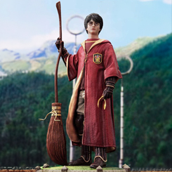 Estatua de Harry Potter Prime Collectibles 1/6 Edición Quidditch, una obra de arte impresionante que captura la esencia del famoso mago con su uniforme de buscador. Tiene una altura de 31 cm, esta estatua es una joya para cualquier colección de Harry Pott