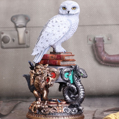 Descubre el mundo mágico con esta figura de Hedwig de Harry Potter con licencia oficial. En lo alto de una pila de libros de hechizos está Hedwig, la eternamente leal lechuza