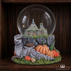 Globo de nieve de la cabaña de Hagrid de Harry Potter de unos 15 cm, realizado en poliresina y vidrio. Incluye a Buckbeak, calabazas y una base decorada, con pintura a mano y licencia oficial.