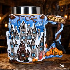 La jarra Hogsmeade Village parece arrancada de una estantería nevada, con tejados blancos, calabazas, ramas retorcidas y una señal que convierte el asa en parte de la escena. 