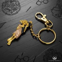 Brilla en tus manos la lealtad más pura del Mundo Mágico: este llavero Dobby con licencia oficial Warner Bros. representa al elfo doméstico abrazando el calcetín que le dio la libertad, una escena icónica que ahora te acompaña a diario. 