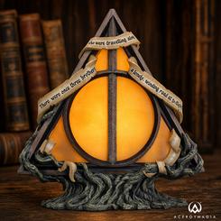 Lámpara Deathly Hallows de Harry Potter de unos 22 cm, con iluminación LED y alimentación USB-C. Reproduce el símbolo de las Reliquias de la Muerte con pergaminos e inscripciones decorativas.