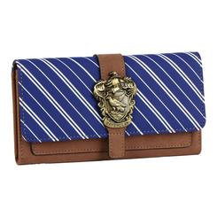 Para los cerebritos con estilo, llega el monedero oficial de Ravenclaw™. Inspirado en la casa de los más sabios de Hogwarts, este accesorio combina los colores azul y plata con un elegante escudo metálico que refleja 