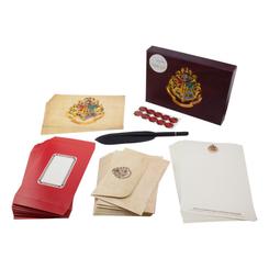 ¿Te gustaría escribir cartas mágicas como las de Harry Potter? Con este set de escritura oficial, podrás hacerlo realidad. El set incluye hojas de papel con el escudo de Hogwarts, 10 sobres con el sello del colegio, 10 sellos adhesivos