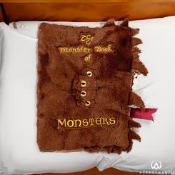 Descubre la magia del mundo de Harry Potter con esta figura de peluche con sonido de El Monstruoso Libro de los Monstruos. Con una altura de aproximadamente 32 cm
