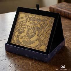 La réplica Mapa del Merodeador metal Harry Potter convierte una pared discreta en un rincón de Hogwarts con presencia propia. Su acabado dorado envejecido, lleno de relieves y trazos minuciosos, tiene ese punto de objeto secreto descubierto en un despacho