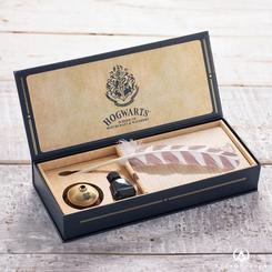 Imagina la magia de Hogwarts en tus manos con esta impresionante Réplica de la Pluma de Escribir con Papel con Cabeza de Hogwarts, directamente del mundo mágico de Harry Potter.