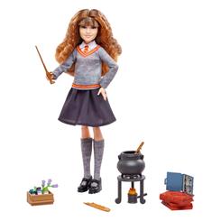 De la serie de películas de Harry Potter llega este juego con la muñeca articulada Hermione Granger. Hermione usa ropa de tela real y viene con muchos accesorios en una caja con ventana con fondo de diorama.