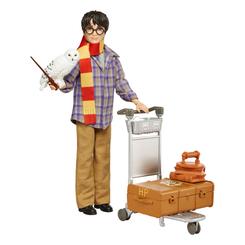 De la serie de películas de Harry Potter llega este juego con un muñeco articulado de Harry Potter. Harry usa ropa de tela real y viene con muchos accesorios en una caja con ventana con fondo de diorama. 