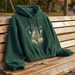 Sudadera Harry Potter Hogwarts con capucha en tejido efecto sherpa, una prenda oficial que convierte el universo mágico en una pieza con presencia real y uso diario. Su diseño en verde intenso con escudo dorado aporta ese equilibrio entre prenda
