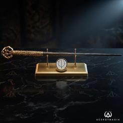 Una llave antigua parece haberse estirado hasta convertirse en magia tangible. Esta varita réplica Alohomora Harry Potter Celebration 2026 captura el encanto de desbloqueo con una presencia muy distinta a la de una varita convencional.