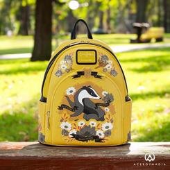 Celebra tu lealtad a Hufflepuff con la Mochila Hufflepuff House Tattoo de Harry Potter by Loungefly. Esta mochila, con licencia oficial, es el accesorio perfecto para los verdaderos seguidores de la casa del tejón en el mundo mágico de Harry Potter.