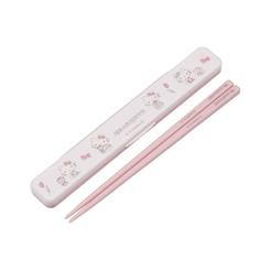 Si te gusta Hello Kitty y quieres darle un toque original a tu cocina, no te pierdas estos palillos de plástico con estuche deslizante. Estos palillos miden 18 cm de largo, lo que los hace cómodos y prácticos para comer.