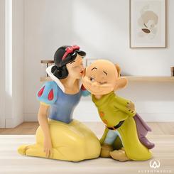 Ahorro con ternura clásica y brillo de cuento: la Hucha Blancanieves & Mudito Disney reúne a los dos personajes en una escena entrañable, modelada en resina resistente con colores vivos para que cada moneda sea un pequeño recuerdo.