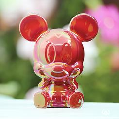 Haz que ahorrar sea divertido con la hucha cerámica de Mickey de Disney Showcase. Esta encantadora pieza no solo es un accesorio práctico, sino también una decoración perfecta para los fans de Disney