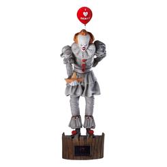 Prepárate para enfrentarte a tus peores pesadillas con la estatua de Pennywise de la película "IT II". Esta figura captura la esencia aterradora del payaso más infame del cine, con un tamaño aproximado de 33 cm