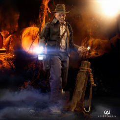 Descubre la figura de acción definitiva del legendario Indiana Jones con esta asombrosa creación de Hot Toys. Con una altura de 30 centímetros, esta figura captura a la perfección la esencia del intrépido arqueólogo