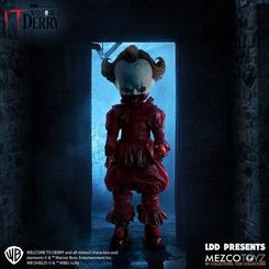 Muñeco de Pennywise de It: Welcome to Derry de 25,4 cm, con 5 puntos de articulación, traje de payaso manchado de sangre y globo rojo. Se presenta en caja con ventana troquelada.