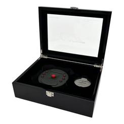 Réplica 1/1 de la mina lapa magnética de GoldenEye, fabricada por Factory Entertainment. Mide aproximadamente 33 cm e incorpora efectos de luz y sonido con 3 pilas AA incluidas.