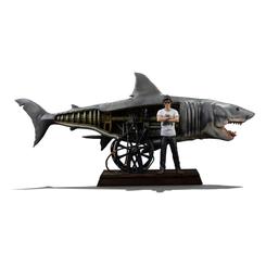 Imagina tener en tu estantería una pieza que captura la esencia del cine clásico con un realismo sorprendente: la estatua Jaws Deluxe Art Scale 1/10 celebra el 50.º aniversario de Jaws con todo el poder visual del tiburón más icónico del cine